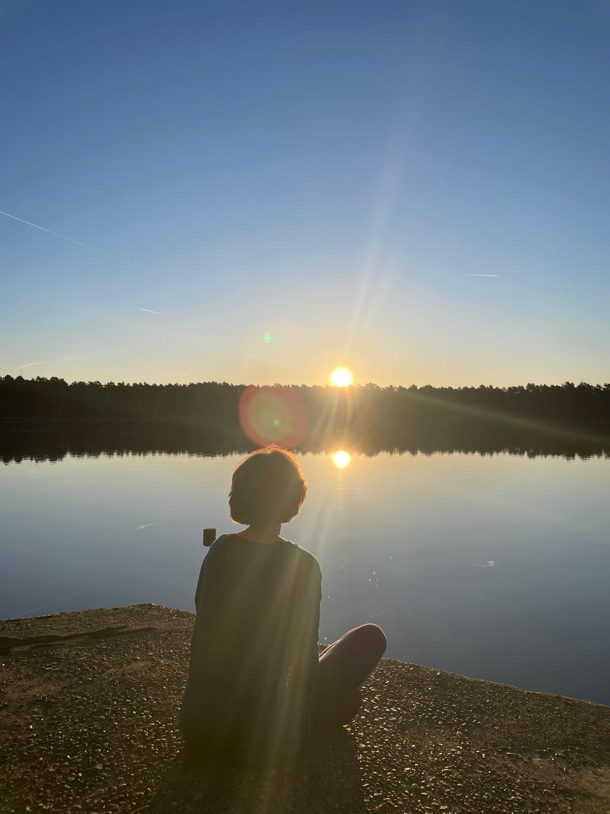 Wendy in meditatie aan het meer